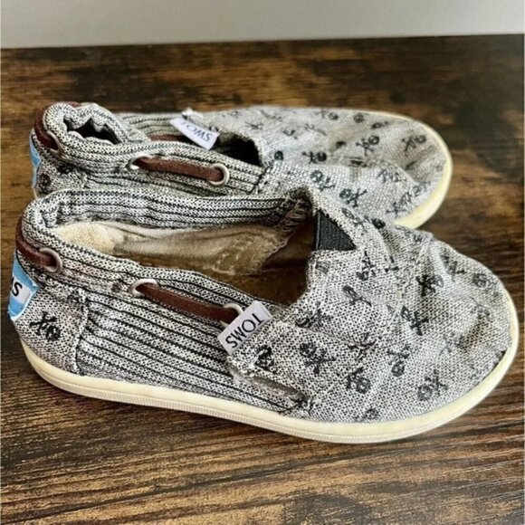 TOMS Bimini Grey Slip On Shoes Chambray Skulls Skull & Crossbones Toddler 6 - Picture 1 of 4